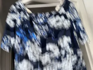 Vestido azul y blanco floral