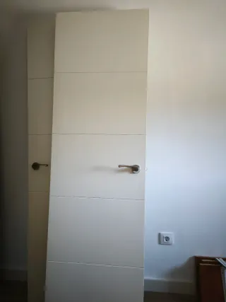 Dos puertas de madera macizas, 30€ cada una.