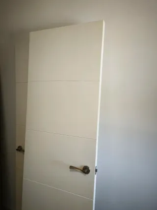 Dos puertas de madera macizas, 30€ cada una.