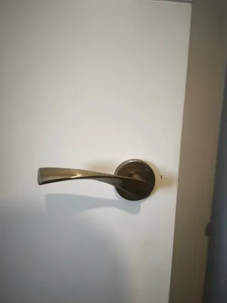 Dos puertas de madera macizas, 30€ cada una.