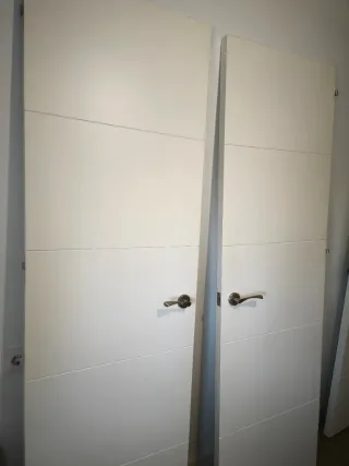 Dos puertas de madera macizas, 30€ cada una.
