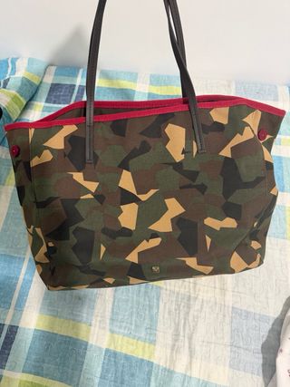 Bolso de camuflaje con detalles rojos