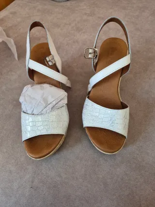 Sandalias cuña blancas brillo metálico  mujer.