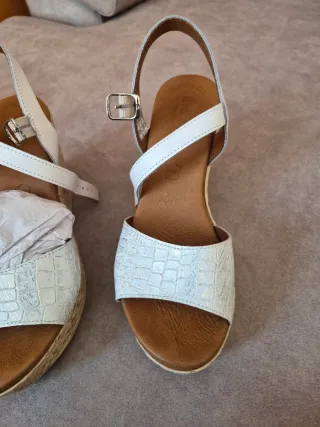 Sandalias cuña blancas brillo metálico  mujer.