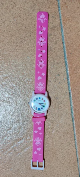 Reloj infantil con corona y estrellas