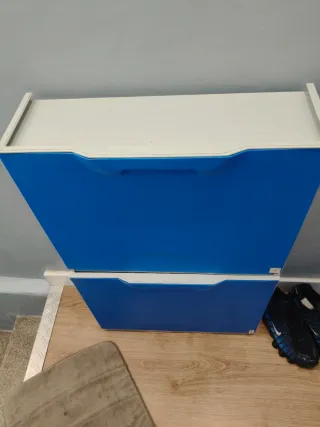 Zapatera azul y blanca de plástico