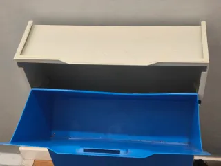 Zapatera azul y blanca de plástico