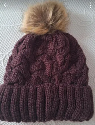 Gorro de lana con pompón marrón