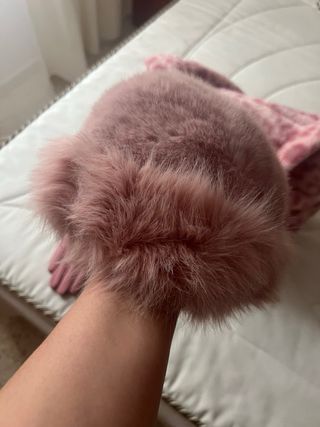 Bolso de pelo rosa con estampado, gorro y guantes