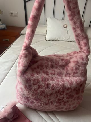 Bolso de pelo rosa con estampado, gorro y guantes