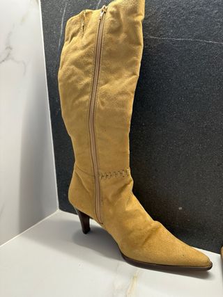 Botas altas beige tacón