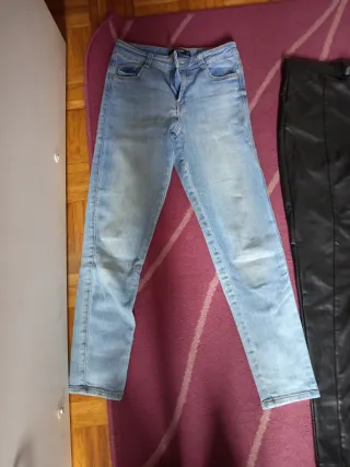 Pantalones vaqueros y de cuero