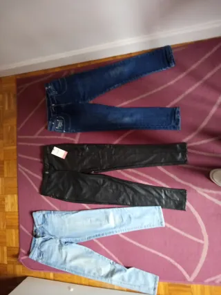 Pantalones vaqueros y de cuero