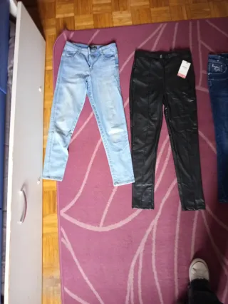 Pantalones vaqueros y de cuero