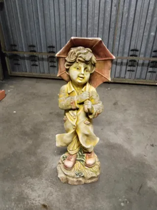 Figura de niño con paraguas de piedra