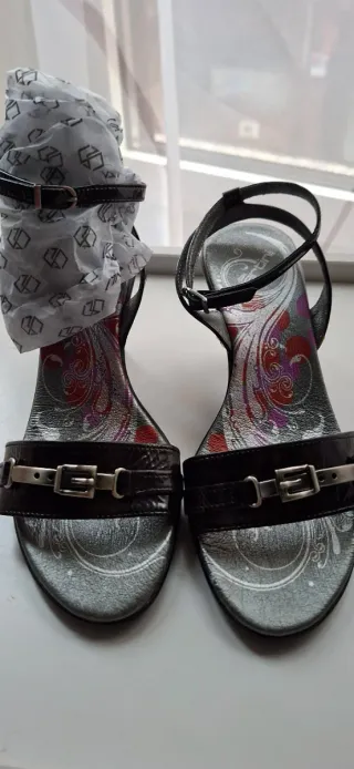 Sandalias de piel charol negras y multicolor