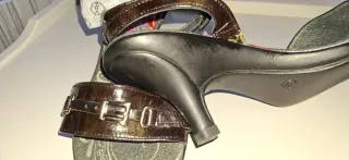 Sandalias de piel charol negras y multicolor