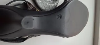 Sandalias de piel charol negras y multicolor