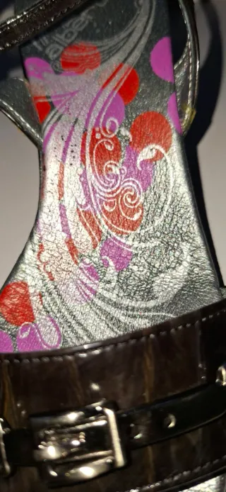 Sandalias de piel charol negras y multicolor