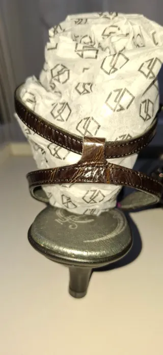 Sandalias de piel charol negras y multicolor