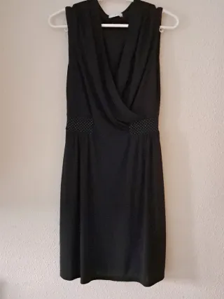 Vestido negro cruzado con detalles