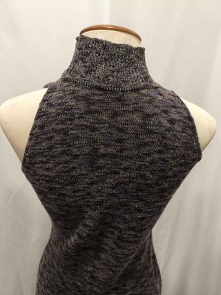 Vestido largo punto cuello alto sin mangas