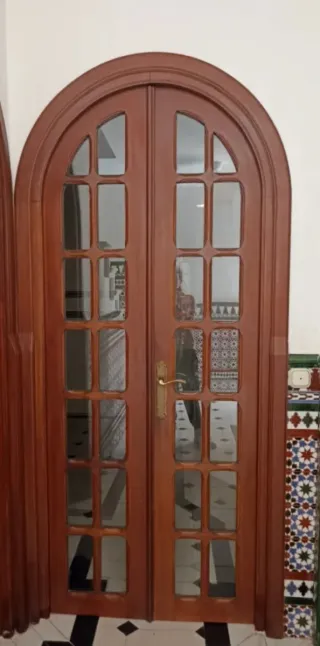 Puerta de madera con arco (2 hojas)