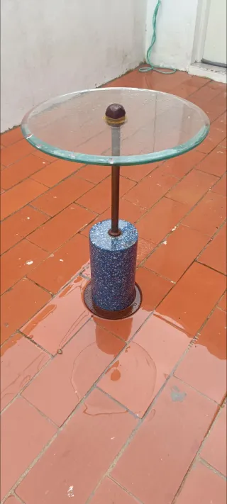 Mesa auxiliar cristal y metal azul