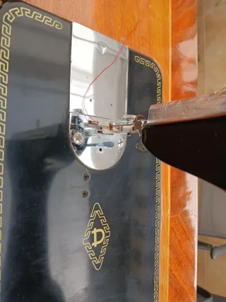 Máquina de coser antigua Alfa