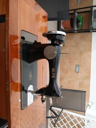 Máquina de coser antigua Alfa