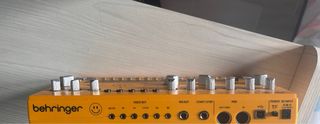Behringer RD-6 Drum Machine Amarillo No enciende