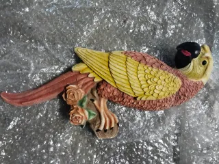 Figura loro colgante rosa y amarillo