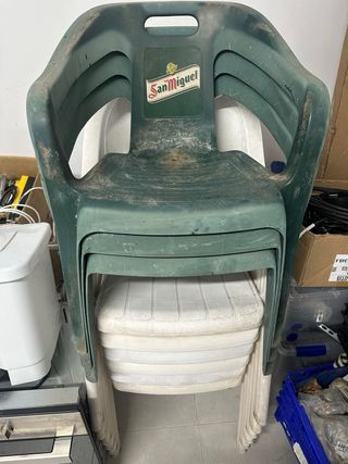 Sillas de plástico apilables verdes y blancas