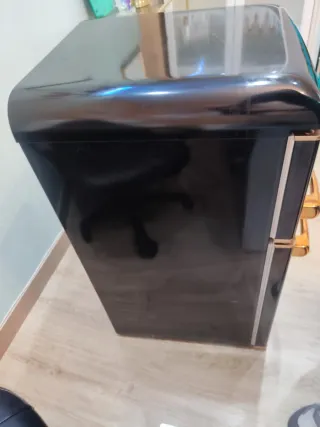 Nevera Retro Negra y Dorada