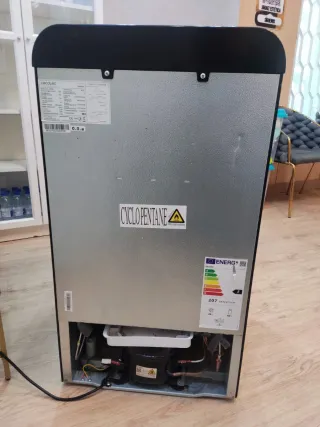 Nevera Retro Negra y Dorada