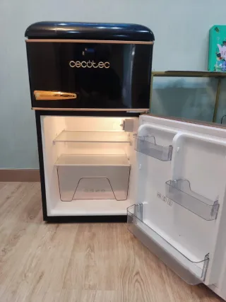 Nevera Retro Negra y Dorada