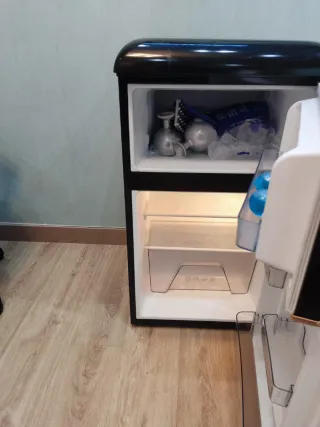 Nevera Retro Negra y Dorada