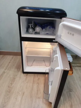 Nevera Retro Negra y Dorada