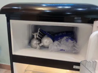 Nevera Retro Negra y Dorada