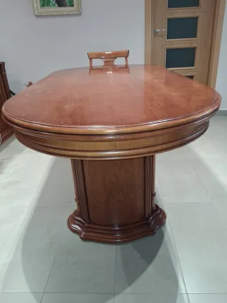Mesa de comedor de madera