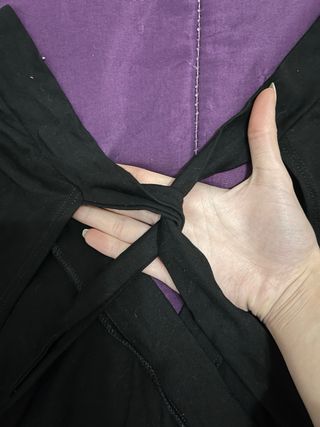 Top negro espalda cruzada estilo 2000