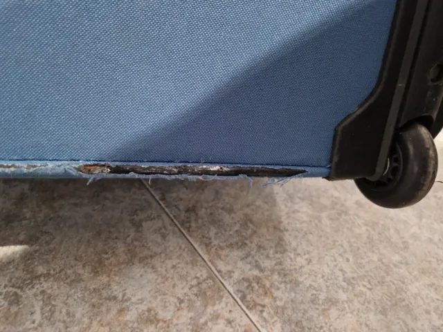 Maleta de viaje azul con ruedas