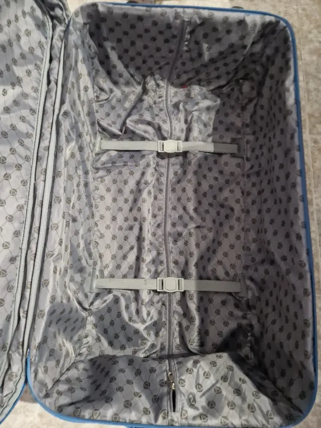 Maleta de viaje azul con ruedas