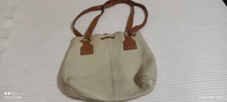 Bolso de piel beige y marrón