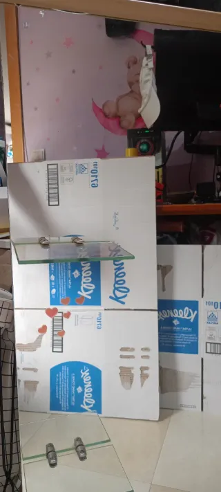 Espejo de baño plateado y madera