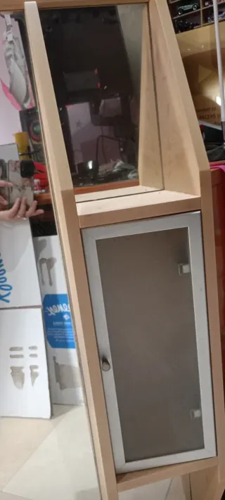 Espejo de baño plateado y madera