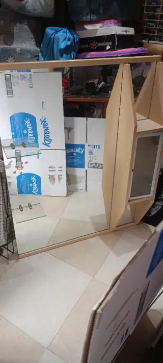 Espejo de baño plateado y madera