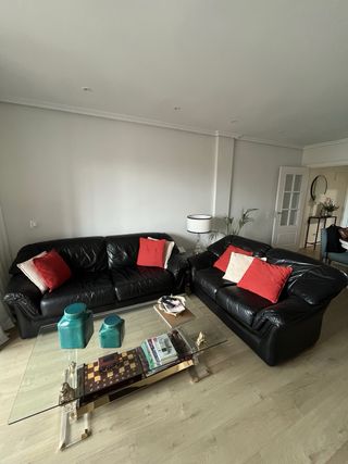 Sofás de cuero negro con cojines