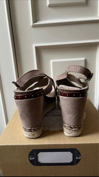 Sandalia cuña tiras beige y marrón