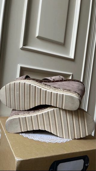 Sandalia cuña tiras beige y marrón